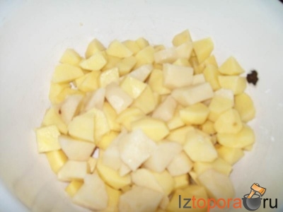 Картофельное рагу с сыром в горшочках