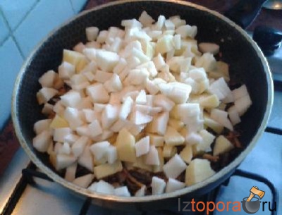Картофель с грибами в молочном соусе