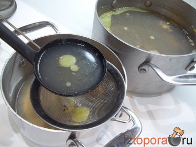 Быстрый суп с пельменями на мясном бульоне