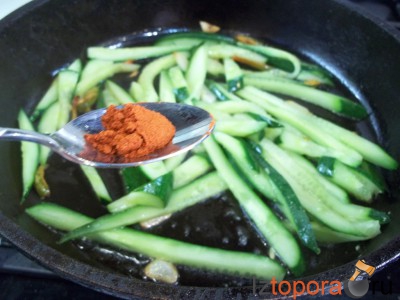 Салат из жареных огурцов по-корейски