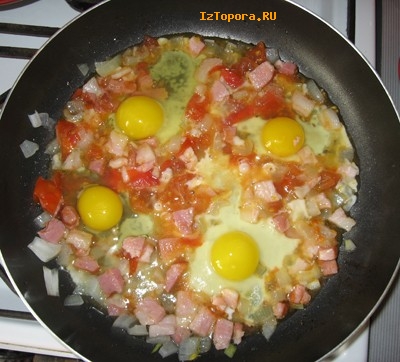 Яичница с грудинкой - Яичницы, омлеты - Закуски - Рецепты - Кулинарные рецепты - Из Топора.RU Яичница с грудинкой